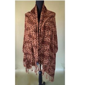 ⭐️ Neutral brown cheetah print scarf